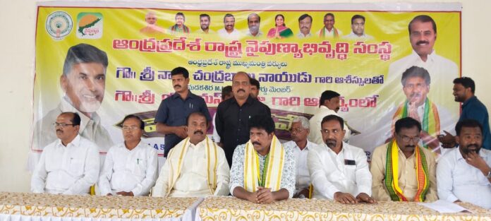 Chief Minister of Andhra Pradesh, Sri Nara Chandrababu Naidu, becomes the Brand Ambassador for Skill Development and Industries. Madakasira... Madakasira MLA and TTD Board Member MS Raju, TDP State Vice President and former MLC Gundumala Tippeswamy participated in the Mega Job Mela program held in Madakasira. With the blessings of Andhra Pradesh Chief Minister Sri Nara Chandrababu Naidu, under the leadership of Madakasira MLA MS Raju and former MLC Gundumala Tippeswamy, a Mega Job Mela was organized at the MLA camp office in Madakasira town. Since the coalition government came to power, four Mega Job Melas have been organized in Madakasira within a year. As part of the election promises, the coalition government, after coming to power, is moving forward in providing job opportunities in both government and private sectors for unemployed youth. They urged the unemployed youth of the constituency to make the best use of this golden opportunity provided through the Mega Job Mela and secure employment. To create employment opportunities for the unemployed in the state, Chief Minister Sri Nara Chandrababu Naidu and dynamic young leader and IT Minister Nara Lokesh Babu have taken special initiatives to bring several companies to the state. As a Solar Hub is about to be established in Madakasira constituency, training sessions for unemployed youth will soon be conducted at the Madakasira Degree College. As part of the goal to provide job opportunities to 20 lakh youth across the state, industries are already being established to recruit 8 lakh jobs. Participants in the program included State Secretary Srinivas Murthy, Mandal Presidents, Market Yard Chairman and members, councillors, leaders of all affiliated organizations, and leaders from BJP, Jana Sena, and TDP.